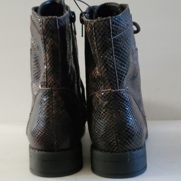 White Mountain Faux Snakeskin Combat Boots Size 9.5 EUC - Picture 5 of 9